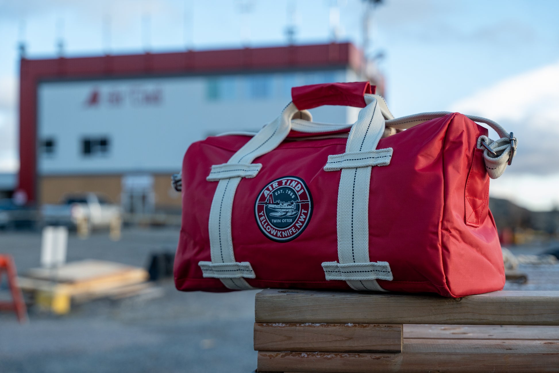 Air Tindi Travel Stow Bag in front of the Air Tindi Float Base